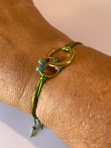 Satijnkoord olijfgroen armbandje ringetjes