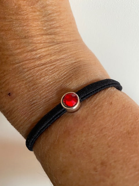 Armband elstiek zwart Swarovski steen rood