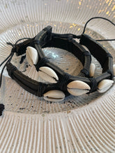 Afbeelding in Gallery-weergave laden, Heren armband zwart imitatie leer met schelp
